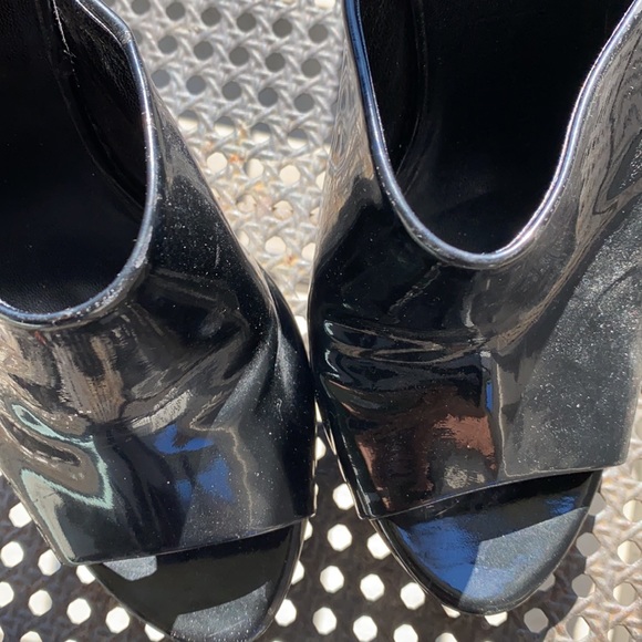 Gucci Heels with black pattern, leather and chrome heel. - Picture 5 of 11